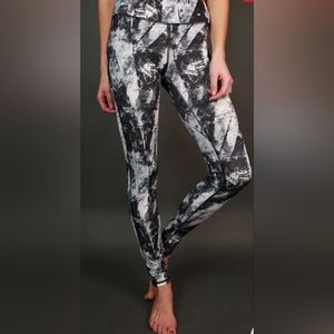 Under Armour Ankle length leggings. Compression heatgear.